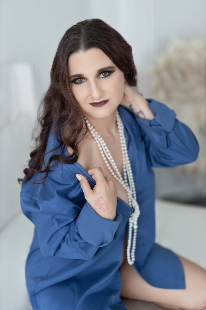 His dress shirt and pearls make quite the sexy statement.